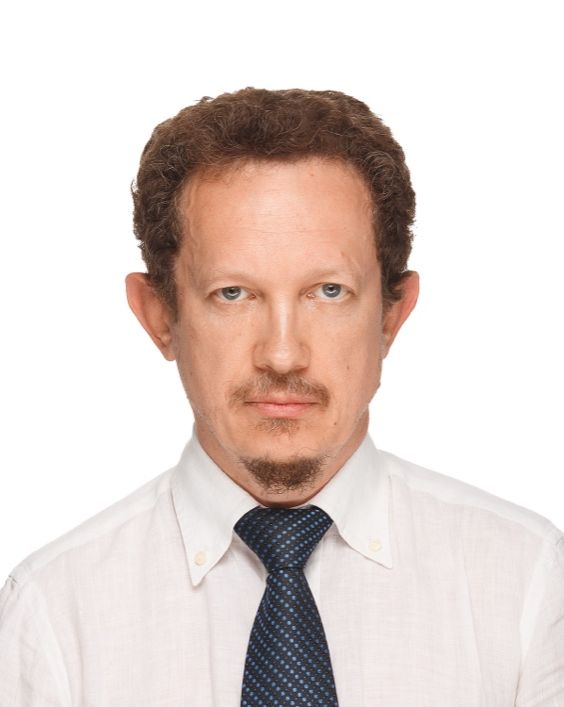 Изображение выглядит как одежда, человек, Человеческое лицо, ошейникАвтоматически созданное описание